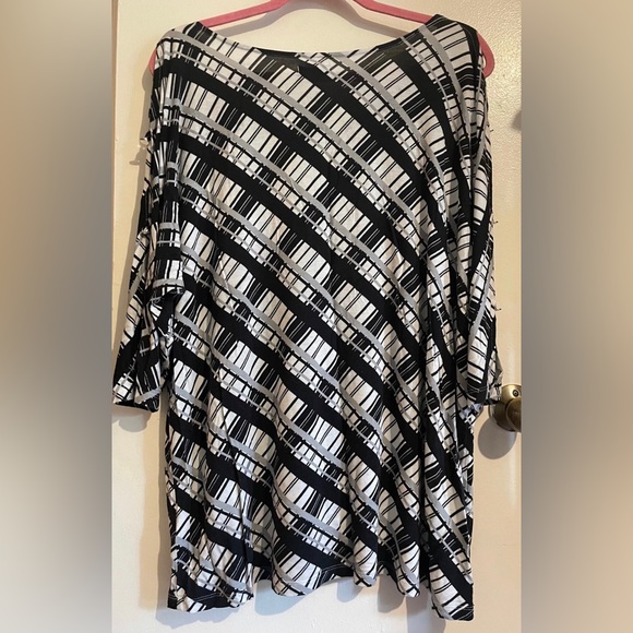 Women’s CROFT & Barrow Dressy Open Armed Top With Silver Buttons Plus size 1X - Picture 2 of 4